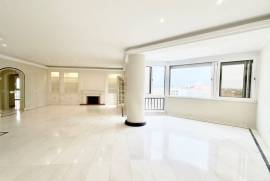 Apartamento T3 Remodelado e com Vista Mar em Cascais