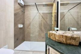 Apartamento T3 Remodelado e com Vista Mar em Cascais
