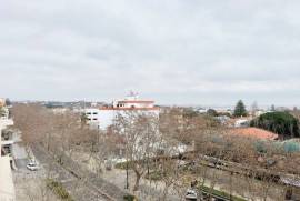 Apartamento T3 Remodelado e com Vista Mar em Cascais
