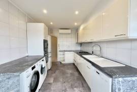 Apartamento T3 Remodelado e com Vista Mar em Cascais