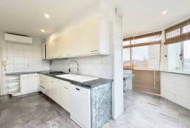 Apartamento T3 Remodelado e com Vista Mar em Cascais
