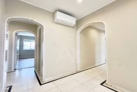 Apartamento T3 Remodelado e com Vista Mar em Cascais