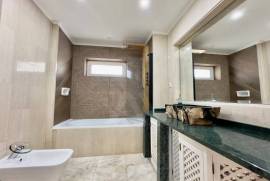 Apartamento T3 Remodelado e com Vista Mar em Cascais