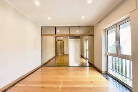 Apartamento T3 Remodelado e com Vista Mar em Cascais