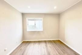 Apartamento T3 Remodelado e com Vista Mar em Cascais