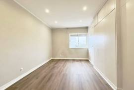 Apartamento T3 Remodelado e com Vista Mar em Cascais