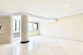 Apartamento T3 Remodelado e com Vista Mar em Cascais