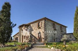 Elegant 17th-Century Tuscan Farmhouse with Spa & Panoramic Views