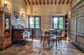 Renovated country house with guest house