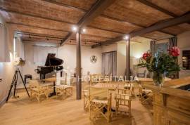 Renovated country house with guest house
