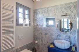 Renovated country house with guest house