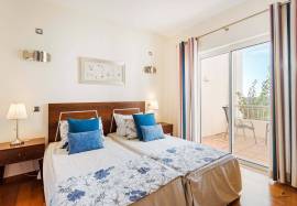 *Co-ownership (4 co-owners) of duplex townhouse period C, with three bedrooms and exclusive view to the driving range, located in Vale de Pinta Golf Resort - Algarve