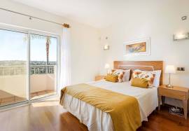 *Co-ownership (4 co-owners) of duplex townhouse period C, with three bedrooms and exclusive view to the driving range, located in Vale de Pinta Golf Resort - Algarve