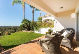 *Co-ownership (4 co-owners) of duplex townhouse period C, with three bedrooms and exclusive view to the driving range, located in Vale de Pinta Golf Resort - Algarve