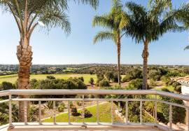 *Co-ownership (4 co-owners) of duplex townhouse period C, with three bedrooms and exclusive view to the driving range, located in Vale de Pinta Golf Resort - Algarve