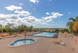 *Co-ownership (4 co-owners) of duplex townhouse period C, with three bedrooms and exclusive view to the driving range, located in Vale de Pinta Golf Resort - Algarve