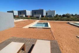 2 Bed Bungalow with garden and pool LAST 2 UNITS!