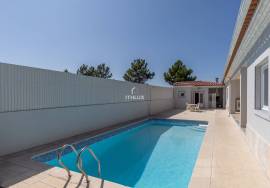 4 Bedroom Single Storey House with Garden and Pool