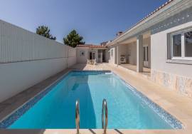 4 Bedroom Single Storey House with Garden and Pool