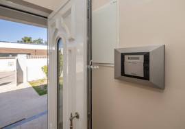4 Bedroom Single Storey House with Garden and Pool