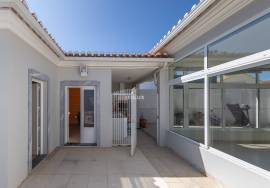 4 Bedroom Single Storey House with Garden and Pool