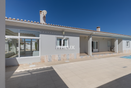 4 Bedroom Single Storey House with Garden and Pool