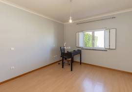 4 Bedroom Single Storey House with Garden and Pool
