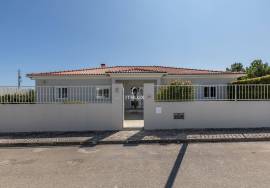 4 Bedroom Single Storey House with Garden and Pool