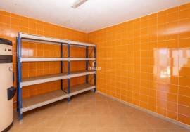 4 Bedroom Single Storey House with Garden and Pool