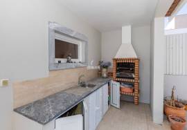 4 Bedroom Single Storey House with Garden and Pool