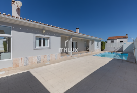 4 Bedroom Single Storey House with Garden and Pool