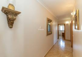 4 Bedroom Single Storey House with Garden and Pool