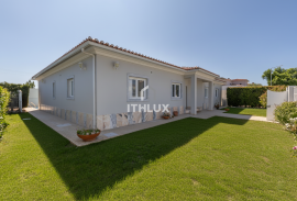 4 Bedroom Single Storey House with Garden and Pool
