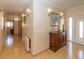 4 Bedroom Single Storey House with Garden and Pool