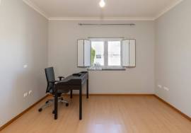 4 Bedroom Single Storey House with Garden and Pool