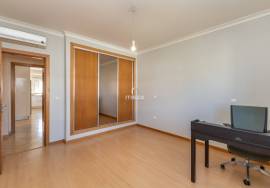 4 Bedroom Single Storey House with Garden and Pool