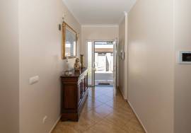 4 Bedroom Single Storey House with Garden and Pool