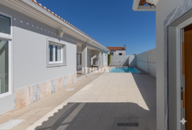 4 Bedroom Single Storey House with Garden and Pool