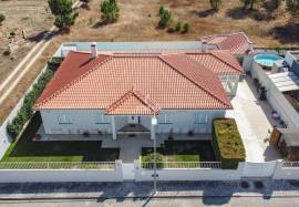 4 Bedroom Single Storey House with Garden and Pool
