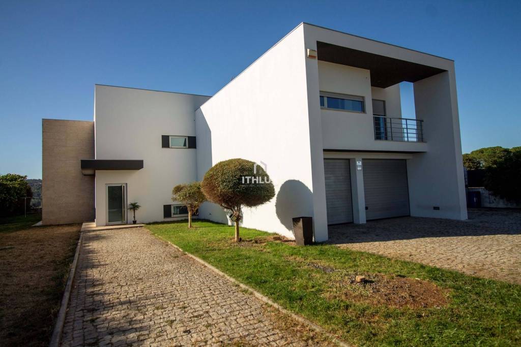 Detached House 4 Bedrooms, 10 minutes from Viseu