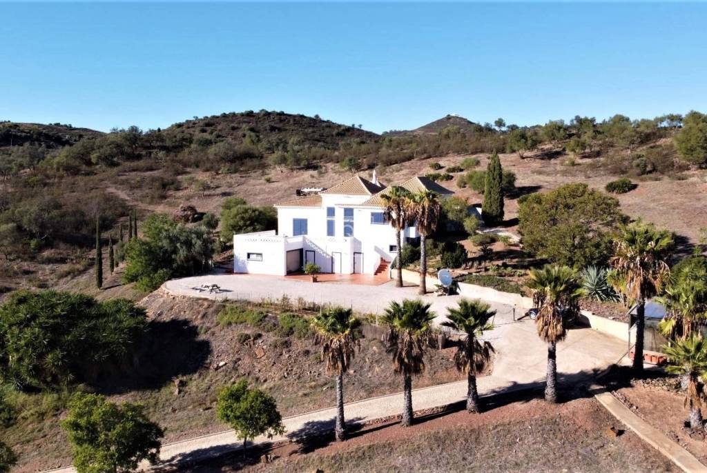 Long-Term Rental – 3-Bedroom Countryside Villa Near Tavira Available for 1-Year Lease