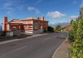Elegant 3-Bedroom Villa with Pool & Ocean Views in Palheiro Village – €3,000/month