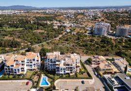 2 bedroom apartment with sea view inserted in a condominium with swimming pool located in Praia do Vau in Portimão