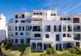 2 bedroom apartment with sea view inserted in a condominium with swimming pool located in Praia do Vau in Portimão