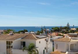 2 bedroom apartment with sea view inserted in a condominium with swimming pool located in Praia do Vau in Portimão