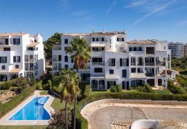 2 bedroom apartment with sea view inserted in a condominium with swimming pool located in Praia do Vau in Portimão
