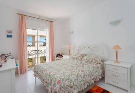 2 bedroom apartment with sea view inserted in a condominium with swimming pool located in Praia do Vau in Portimão