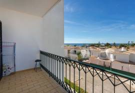 2 bedroom apartment with sea view inserted in a condominium with swimming pool located in Praia do Vau in Portimão