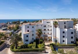 2 bedroom apartment with sea view inserted in a condominium with swimming pool located in Praia do Vau in Portimão
