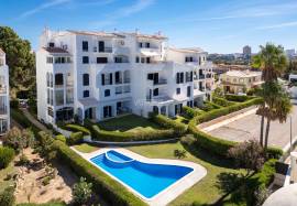 2 bedroom apartment with sea view inserted in a condominium with swimming pool located in Praia do Vau in Portimão